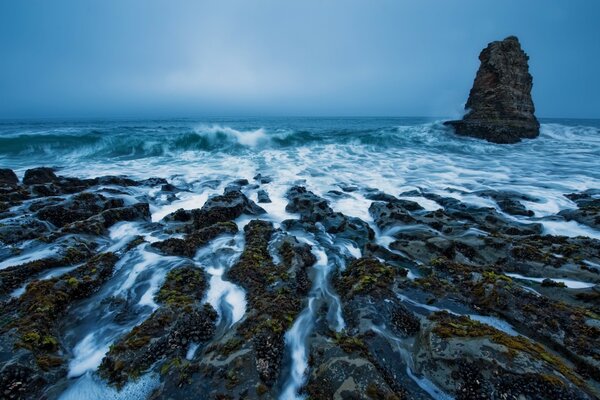 Bellissimo oceano blu e rocce