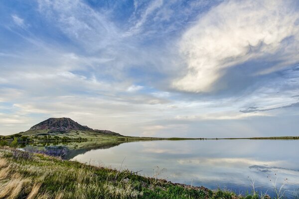 Le lac de montagne se confond avec le ciel