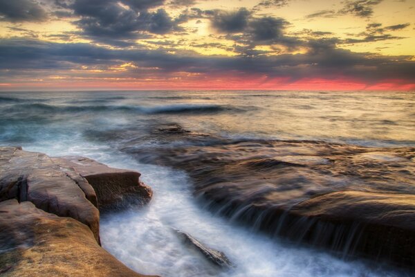 Hermoso mar. Puesta de sol amarilla