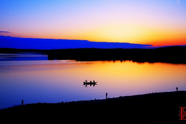 Pôr do sol sobre o lago