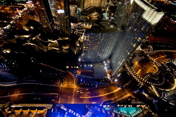 A cidade na América à noite é iluminada de forma colorida