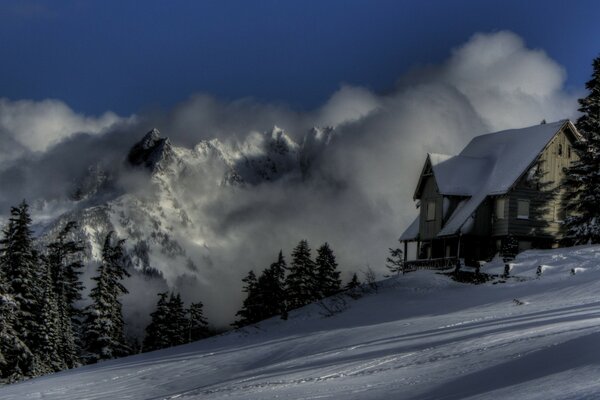 منزل مريح في الجبال الثلجية