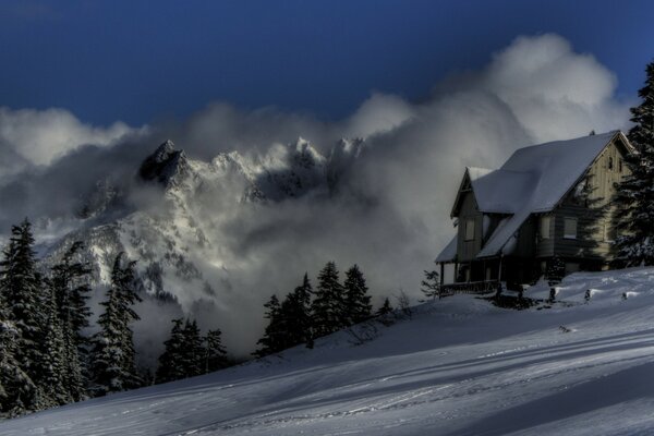 Gemütliches Haus in den schneebedeckten Bergen