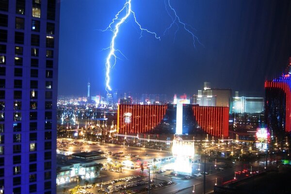 Panorama de la ville pendant un orage