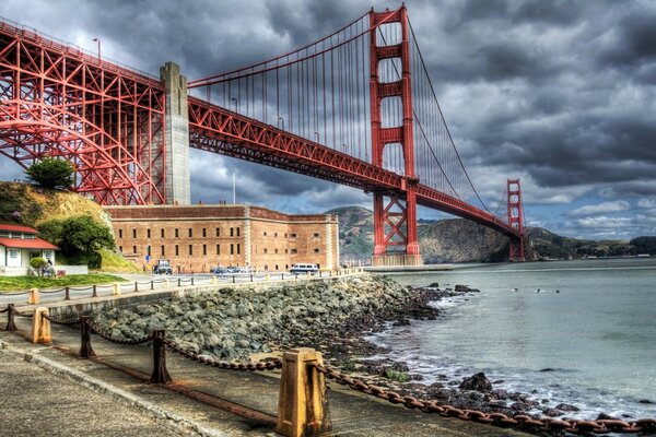 Hermoso puente sobre el río en tiempo nublado