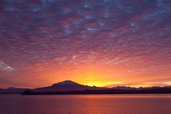 Tramonto sull acqua, molte nuvole