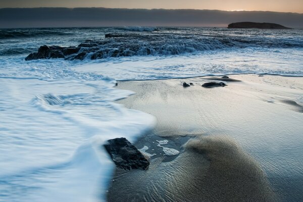 Costa do oceano, espuma na água