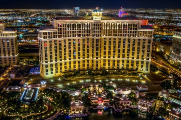 Las Vegas kumarhanesi geceleri parlıyor