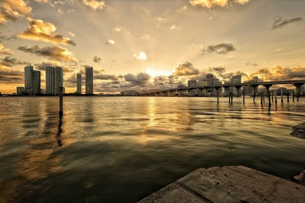 Alba sullo sfondo del ponte della città