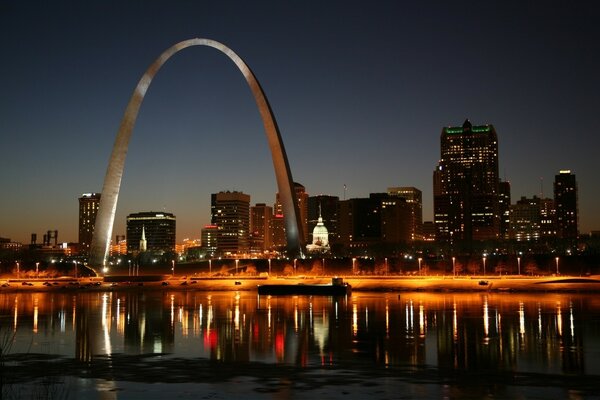 Foto nocturna de la ciudad con el arco