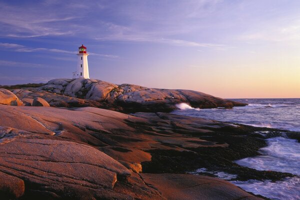 Faro al tramonto sotto il rumore delle onde