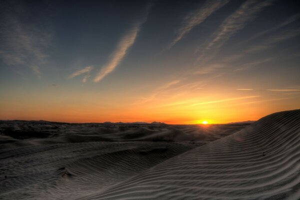 Pôr do sol entre desertos e dunas