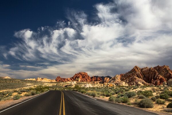 Nubes blancas sobre la carretera