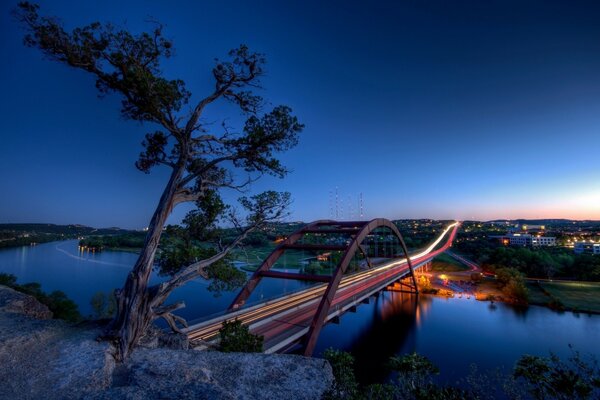 Puente sobre el río en medio de la puesta de sol