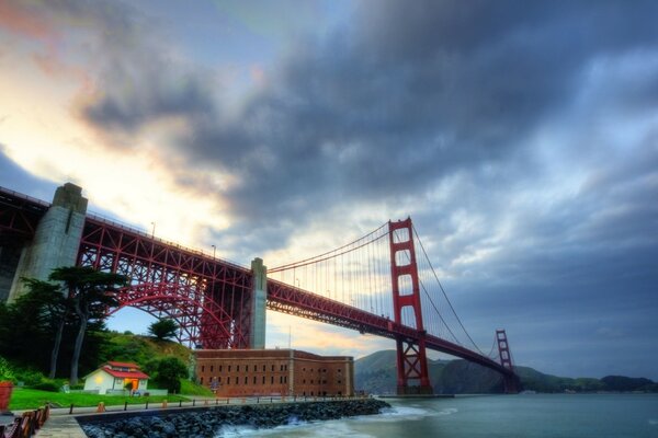 Schöne Brücke über den Fluss in Amerika