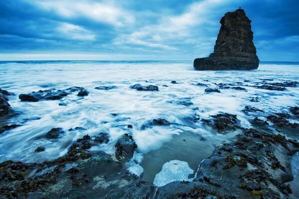 Mousse blanche des vagues qui battent sur cami