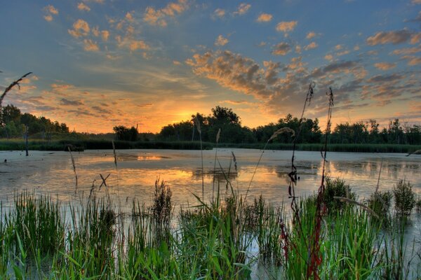 Tramonto su un lago tranquillo