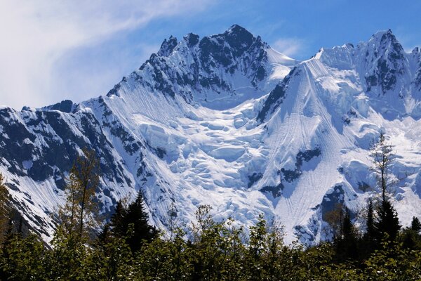 बर्फ से ढके इच्छुक रोलर कोस्टर