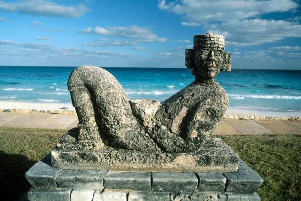 Monument intéressant au bord de la mer