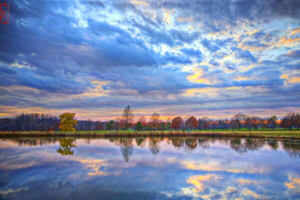 La puesta de sol se refleja en el río arco iris