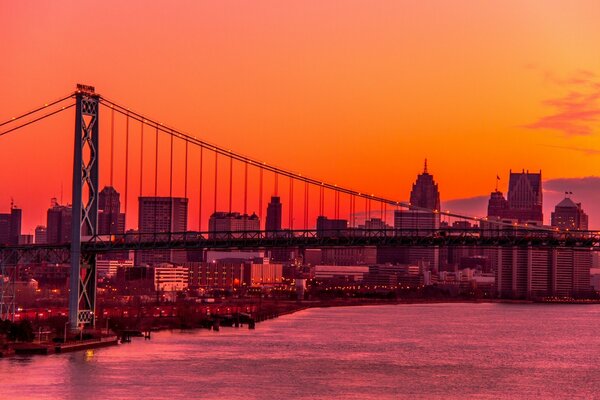 Amerikanische Brücke bei Sonnenuntergang über dem Wasser