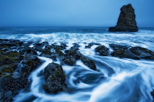 Las aguas azules del océano crepuscular