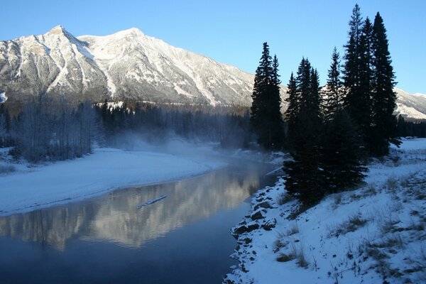 Lac gelé près des montagnes