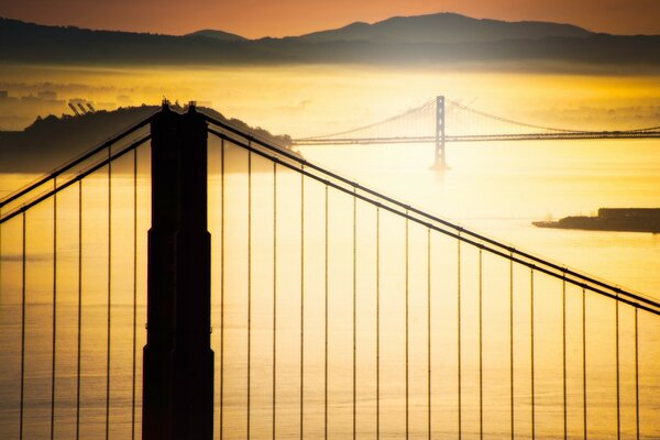 Ponte e céu do pôr do sol