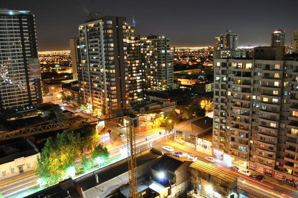 Comme les lucioles brûlent les fenêtres de la ville de nuit