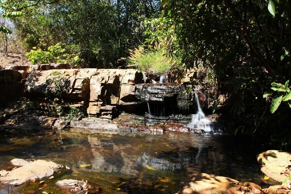 Pequeño cuerpo de agua en un día soleado