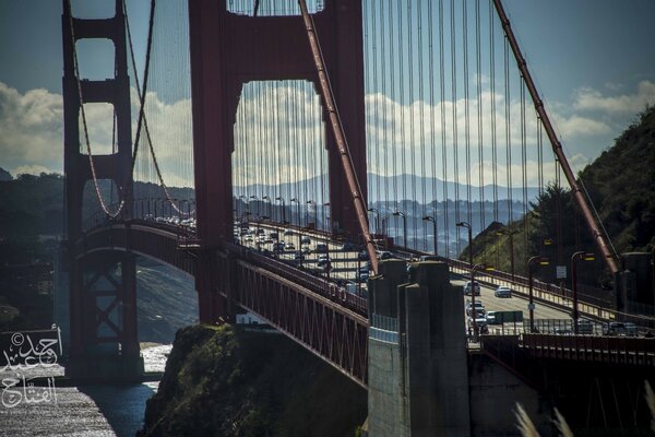 Tráfego pesado sobre a ponte sobre o rio