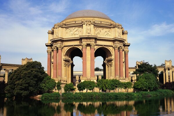 Hermoso monumento arquitectónico junto al agua