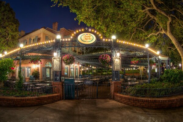 Ristorante notturno illuminato da luci