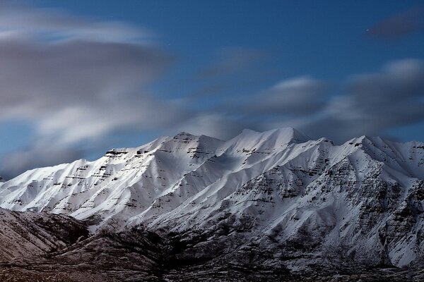 Colinas nevadas de las montañas americanas