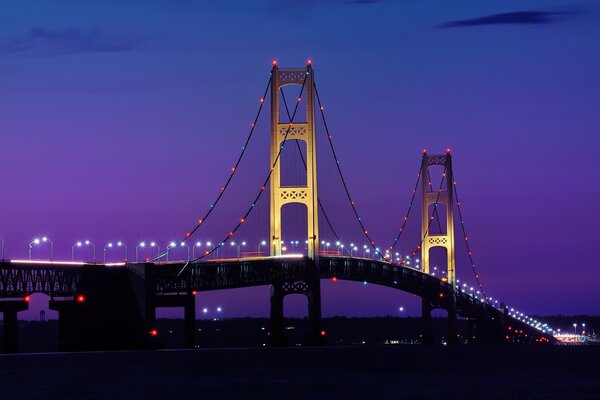 El puente americano está lleno de luces