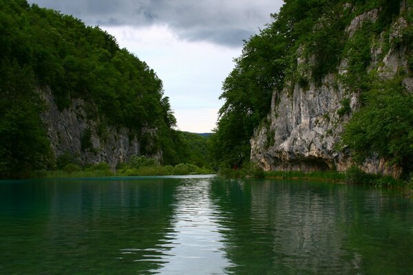 Paysage de rivière entre deux rochers