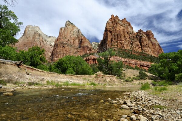 Rocas rojas sobre un río de montaña