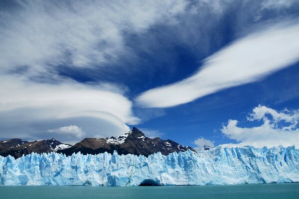 Glacier bleu sur fond de ciel bleu