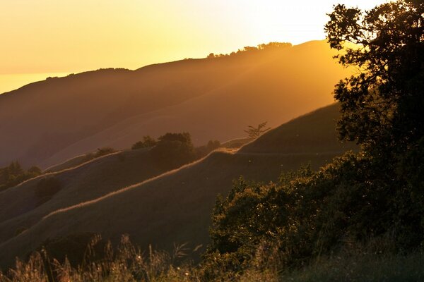 Landschaft Blick auf die Berge und den Sonnenuntergang