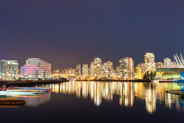 Megópolis vespertina y reflejos en el agua