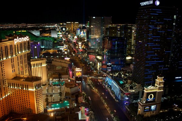 A skyscraper in America is insanely beautiful at night