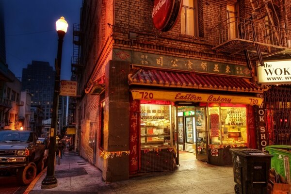 Magasin en plein air la nuit