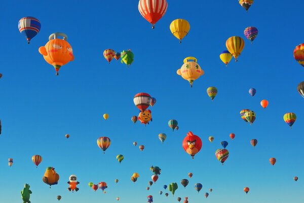 Un sacco di palloncini nel cielo