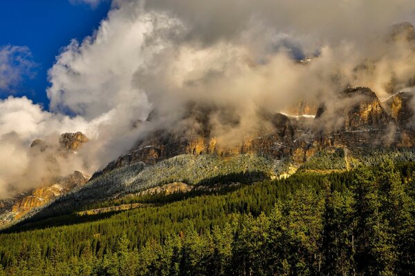 Paisaje del cielo en las nubes y ladera montañosa