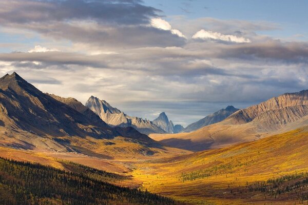 Montagnes et ciel gris