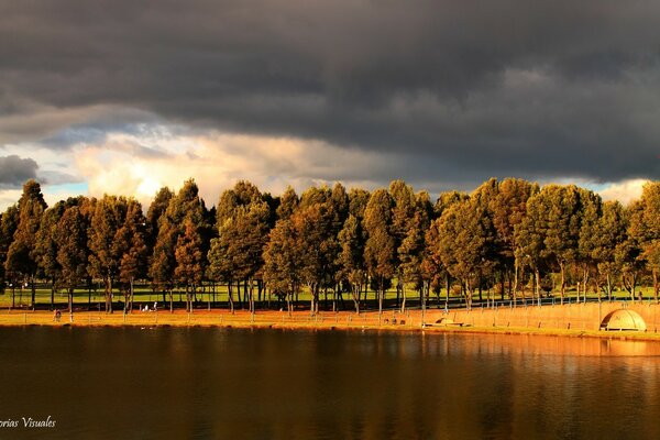 Tenda sul lago in una giornata buia autunnale