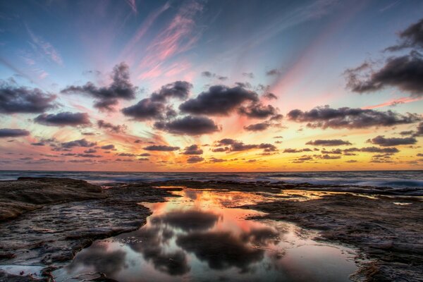 El hermoso cielo se refleja en el agua