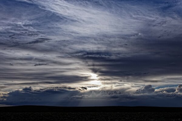 Märchenhafte Dämmerung, die sich durch die Wolken schleicht