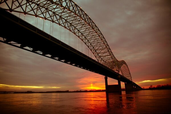 Der Sonnenuntergang von der hohen Brücke ist wunderschön