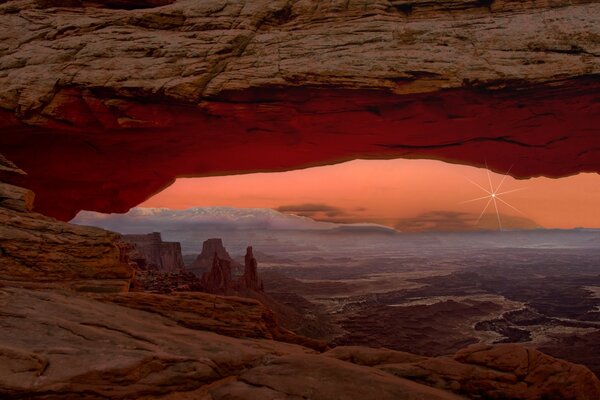 Pentes de montagne coucher de soleil américain sur un ciel lumineux